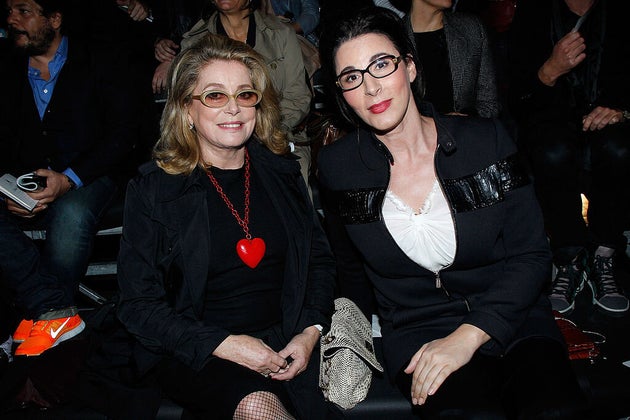 Sue Nabi, la nueva consejera delegada de Coty, junto a la actriz francesa Catherine Deneuve en una imagen...
