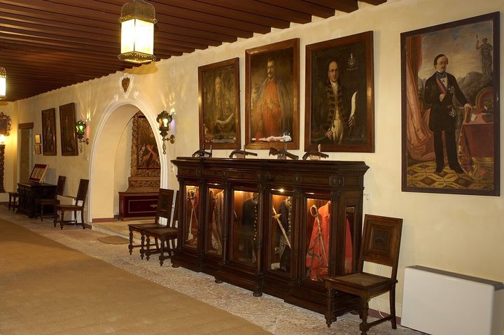 Η είσοδος του αρχοντικού, ή αλλιώς ιντρόιτο. Στα δεξιά, βιτρίνα με τις πολεμικές στολές, σπαθιά, παράσημα, μετάλλια και στο τοίχο η συλλογή των πορτρέτων μελών της οικογένειας Ρώμα,