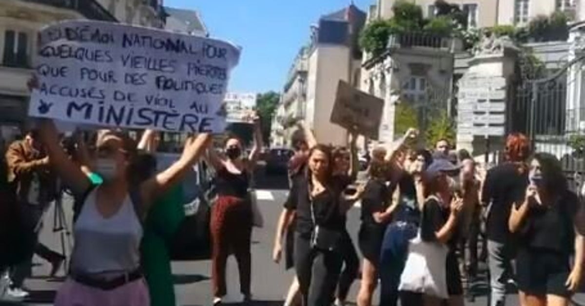 Darmanin Accueilli A Nantes Par Des Feministes En Colere Le Huffpost