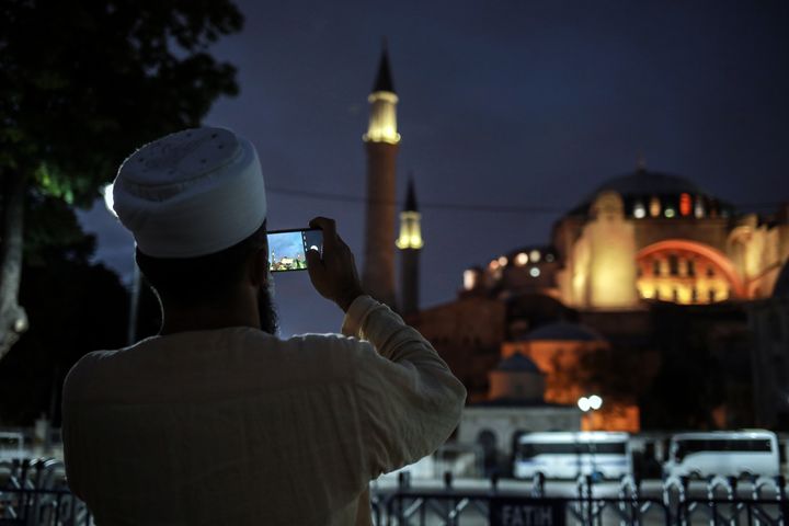 13 Ιουλίου 2020. Τουρίστας από το Μαρόκο φωτογραφίζει την Αγια Σοφιά, λίγες ημέρες πριν λειτουργήσει ως τζαμί για να προσευχηθούν μουσουλμάνοι. (Photo by Hosam Salem/NurPhoto via Getty Images)