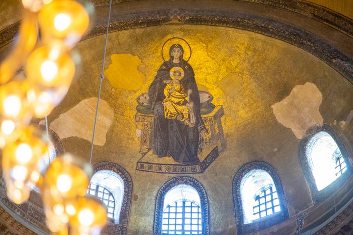 Εικόνες από τα περίφημα ψηφιδωτά της Αγια Σοφιάς, που αποτελεί ιστορικό και διαχρονικό σύμβολο του Βυζαντίου και του χριστιανισμου από τα χρόνια του Ιουστινιανού. Σήμερα αποτελεί και προστατευόμενο μνημείο στο πλαίσιο της παγκόσμιας κληρονομιάς της UNESCO. (Photo by Nicolas Economou/NurPhoto via Getty Images)