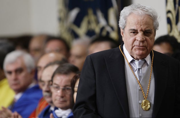 Ο Ισπανός συγγραφέας Χουάν Μαρσέ μόλις έχει παρλάβει το βραβεί Θερβάντες, στις 23 Απριλίου, 2009.