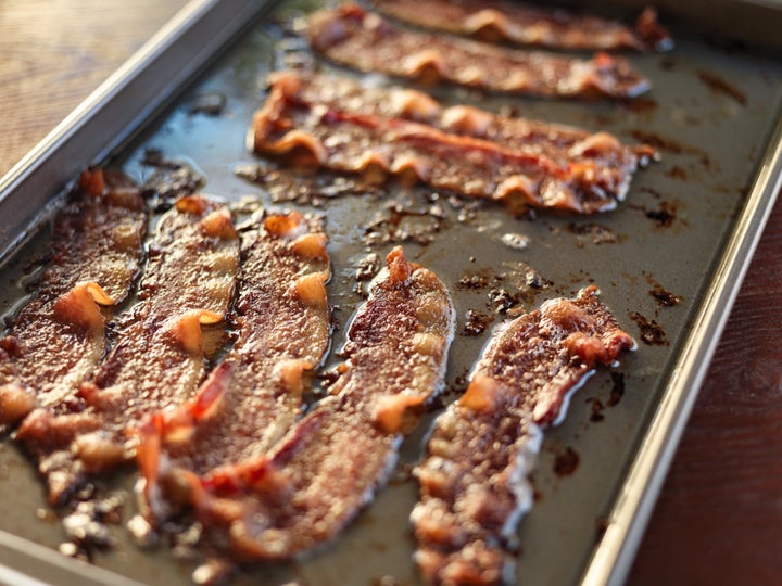 <i>Prepare o bacon no forno para evitar sujar seu fogão com gordura.</i>