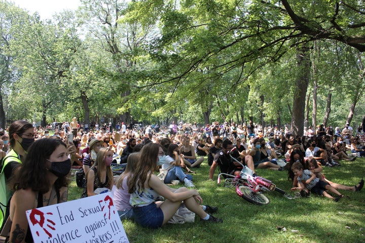 Plusieurs centaines de personnes, surtout des femmes, étaient rassemblées au Parc Lafontaine dimanche pour exprimer leur ras-le-bol face aux violences sexuelles et à la culture du viol.