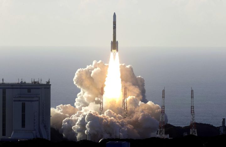 種子島宇宙センターの発射台から打ち上げられた火星探査機「ホープ」を搭載したH2Aロケット42号機