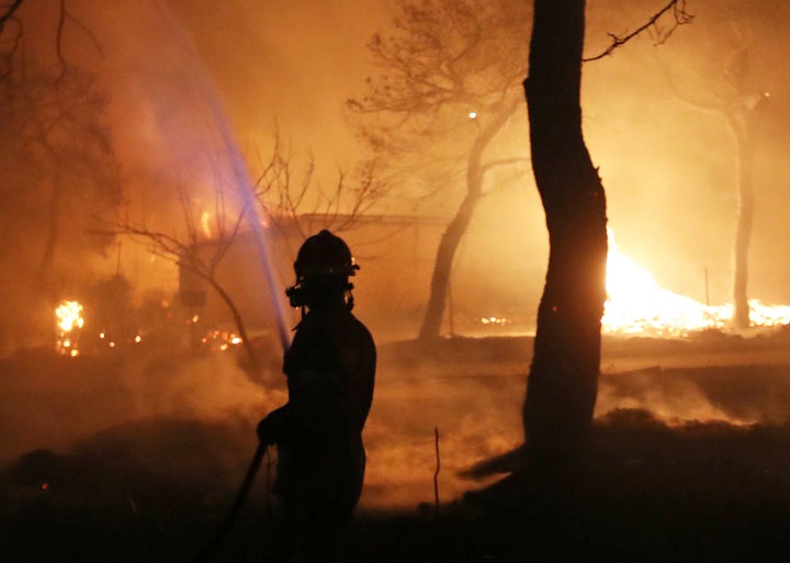 Φωτογραφία αρχείου, 23 Ιουλιου 2018. Η μάχη του μοναχικού - χαμηλόβαθμού - πυροσβέστη στο Μάτι... (AP Photo/Thanassis Stavrakis)