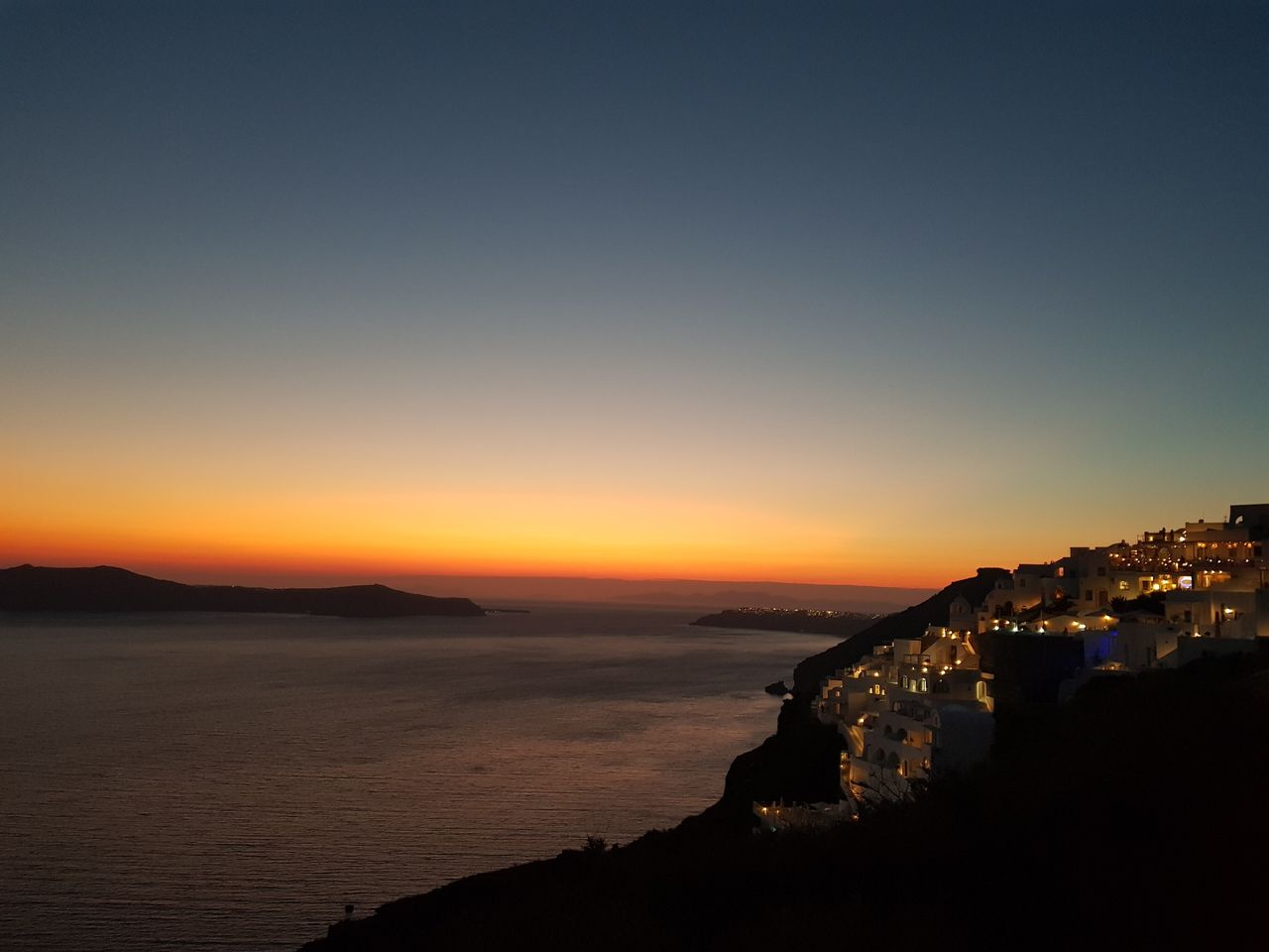 Φηρά, μετά το ηλιοβασίλεμα. Ενα από τα πιο φωτογραφημένα ηλιοβασιλέματα όλου του κόσμου. 