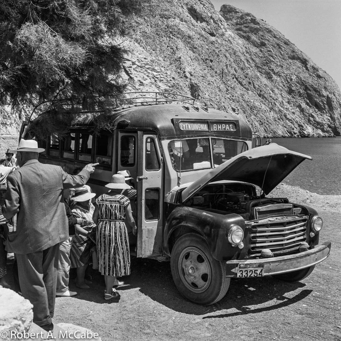 Το πρώτο λεωφορείο του νησιού, από την Περίσσα στα Φηρά. (Από το λεύκωμα Σαντορίνη. Εικόνες μιας άλλης εποχής των εκδόσεων πατάκη)