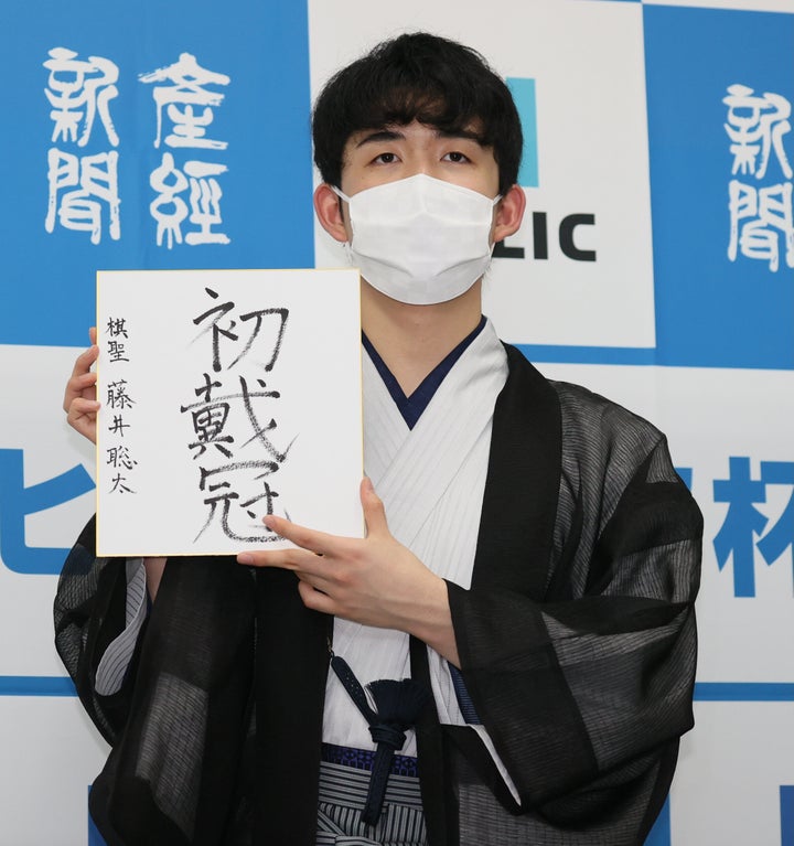 藤井聡太棋聖の 絹マスク が話題 苦境下の製造会社 1日8000件の注文に 頑張る励みになりました ハフポスト News 藤井聡太棋聖の 絹マスク が話題 苦境下の製造会社 1日8000件の注文に 頑張る励みになりました ハフポスト News