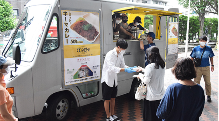 行列ができたランチ販売（１日、世田谷区役所で）