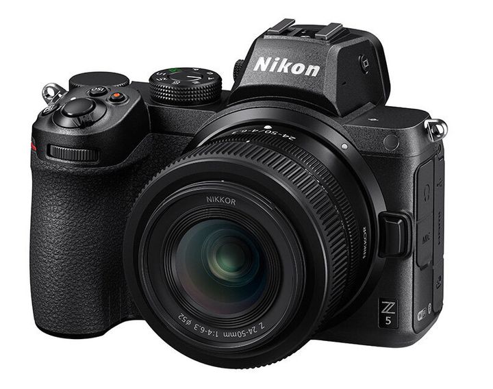 Nikon Z5。キットレンズの「NIKKOR Z 24-50mm f/4-6.3」を装着している様子（プレスリリースより）