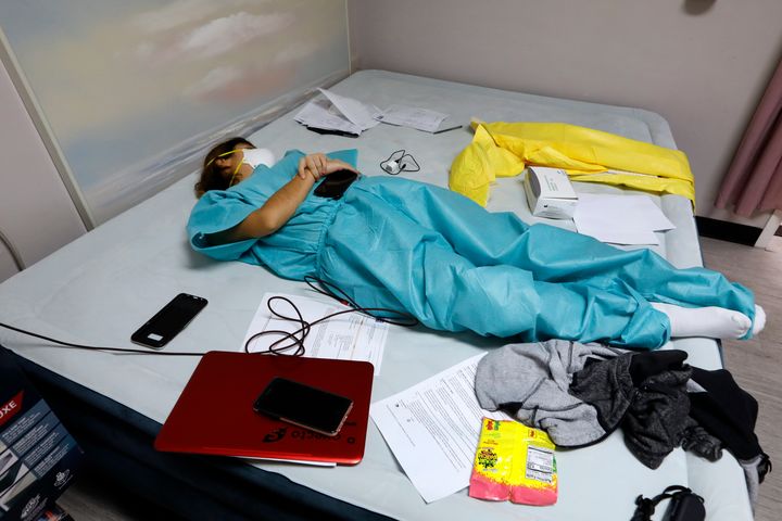 Η φοιτήτρια της ιατρικής, Αν Ακουλάρ, σε νοσοκομείο του Τέξας, εξαθλιωμένη από τις ατελείωτε ώρες δουλειάς. 