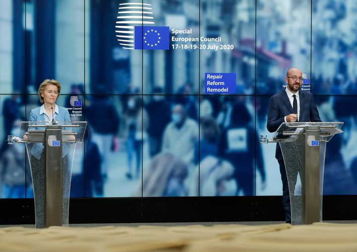 Ούρσουλα φον ντερ Λάιεν και Σαρλ Μισέλ, πρόεδροι της Κομισιόν και του Ευρωπαϊκού Συμβουλίου αντίστοιχα. Κοινές δηλώσεις μετά τη συμφωνία (20 Ιουλίου, Βρυξέλλες) 
