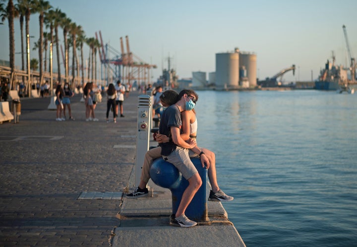 Una pareja abrazada en el paseo del Muelle Uno de Málaga, el pasado 15 de julio.
