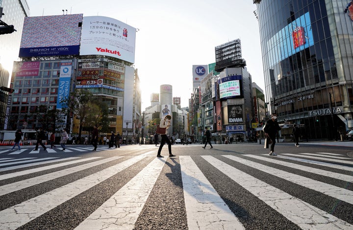 新型コロナウイルスの感染拡大に伴う緊急事態宣言発令を受け、人通りがまばらな東京・渋谷のスクランブル交差点＝2020年4月8日、東京都渋谷区