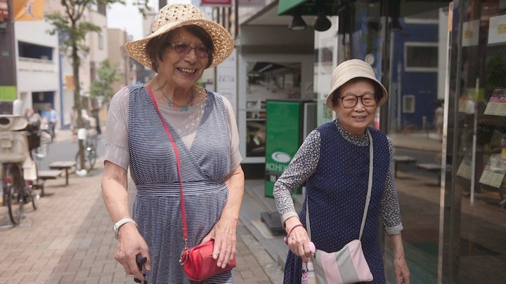 『ぼくが性別「ゼロ」に戻るとき 空と木の実の9年間』より、八代みゆきさん（左）