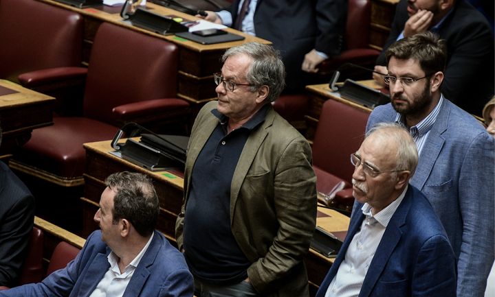 Στο κέντρο, ο βουλευτής του ΣΥΡΙΖΑ, Κωνσταντίνος Μάρκου. Εικόνα από την σημερινή συνεδρίαση της Ολομέλειας. 