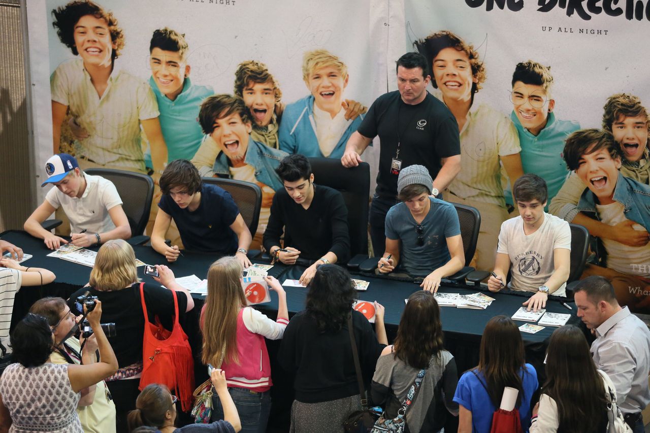 One Direction sign autographs for fans at an American shopping mall 