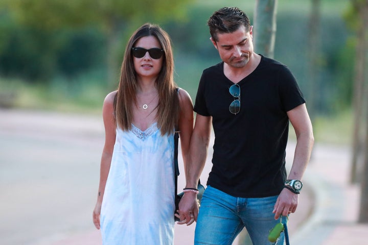 Alfonso Merlos y Alexia Rivas pasean por Madrid.