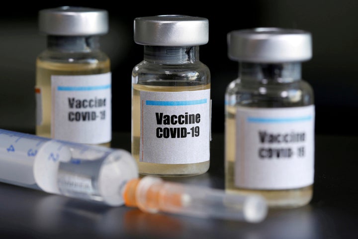 Muestras en un laboratorio con la etiqueta de "vacuna covid-19".