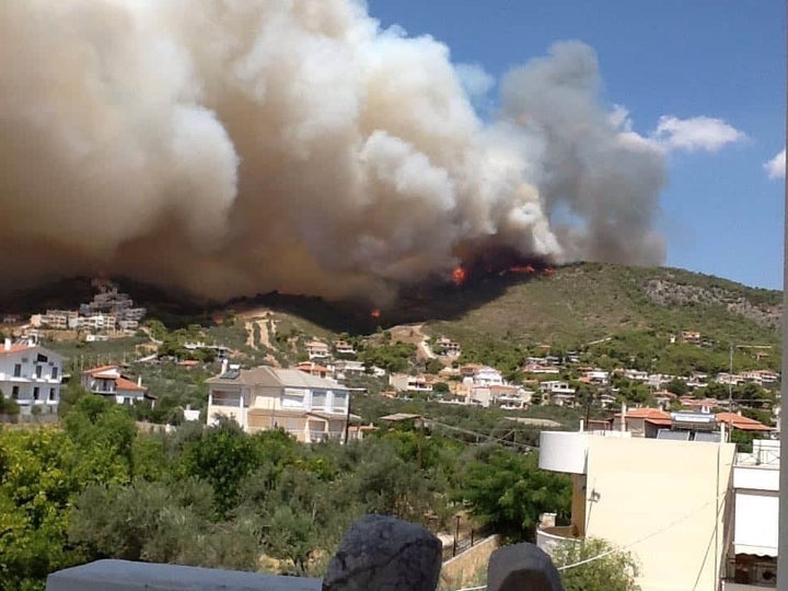 H φωτιά όπως φαίνεται από την περιοχή Λουτρά Ωραίας Ελένης.