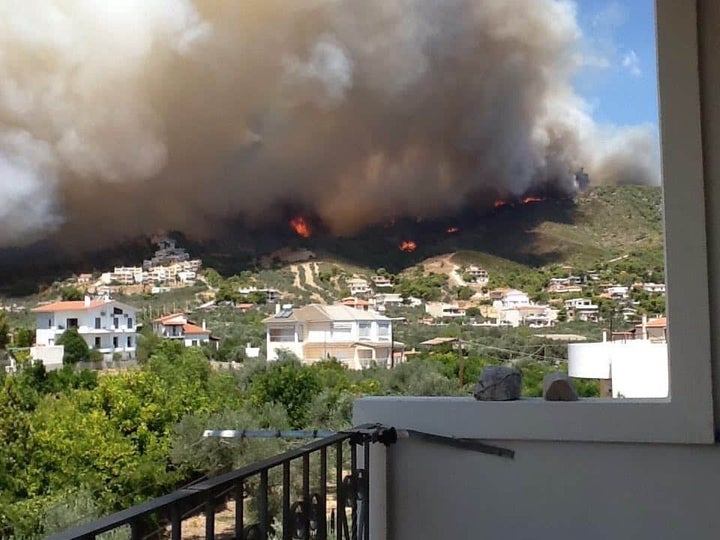 H φωτιά όπως φαίνεται από την περιοχή Λουτρά Ωραίας Ελένης.