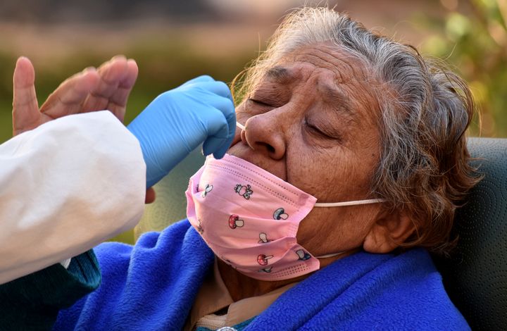 Βολιβία: Noσοκόμος κάνει τέστ για κορονοϊό σε ηλικιωμένη γυναίκα, σε συγκεκριμένο γηροκομείο του Σαν Χοσέ, όπου μετρούν ήδη δέκα νεκρούς ηλικωμένους λόγω της πανδημίας. Από τη διαδικασία των τεστ βγήκαν 64(!) θετικοί σε σύνολο 100 ηλικιωμένων που φιλοξενούνται εκεί. (Photo by - / AFP) (Photo by -/AFP via Getty Images)