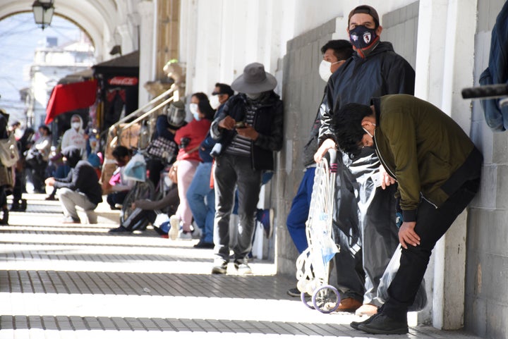 Βολιβία: Κατάκοποι άνθρωποι σε ουρά έξω από φαρμακείο, ελπίζοντας σε κάποιο φάρμακο... (AP Photo/Dico Solis)