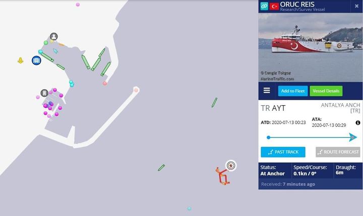 Ωρα 18:50, Τετάρτη 22 Ιουλίου. Το στίγμα του Ορουτς Ρέις αναβοσβήνει ακίνητο μπροστά στο λιμάνι της Αττάλειας, όπου το τουρκικό ερευνητικό πλοίο παραμένει αγκυροβολημένο. Η εικόνα αυτή επιβεβαιώνει και τις σχετικές πληροφορίες από ελληνικές πηγές.