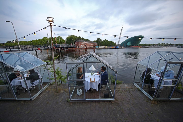 O restaurante Mediamatic ETEN reabriu no formato com cápsulas em 3 de junho de 2020 em Amsterdã, na Holanda. 