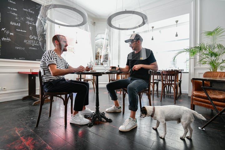 Já o H.A.N.D, restaurante de Paris, na França, reabriu em 29 de maio com cápsulas na cabeça dos clientes. 
