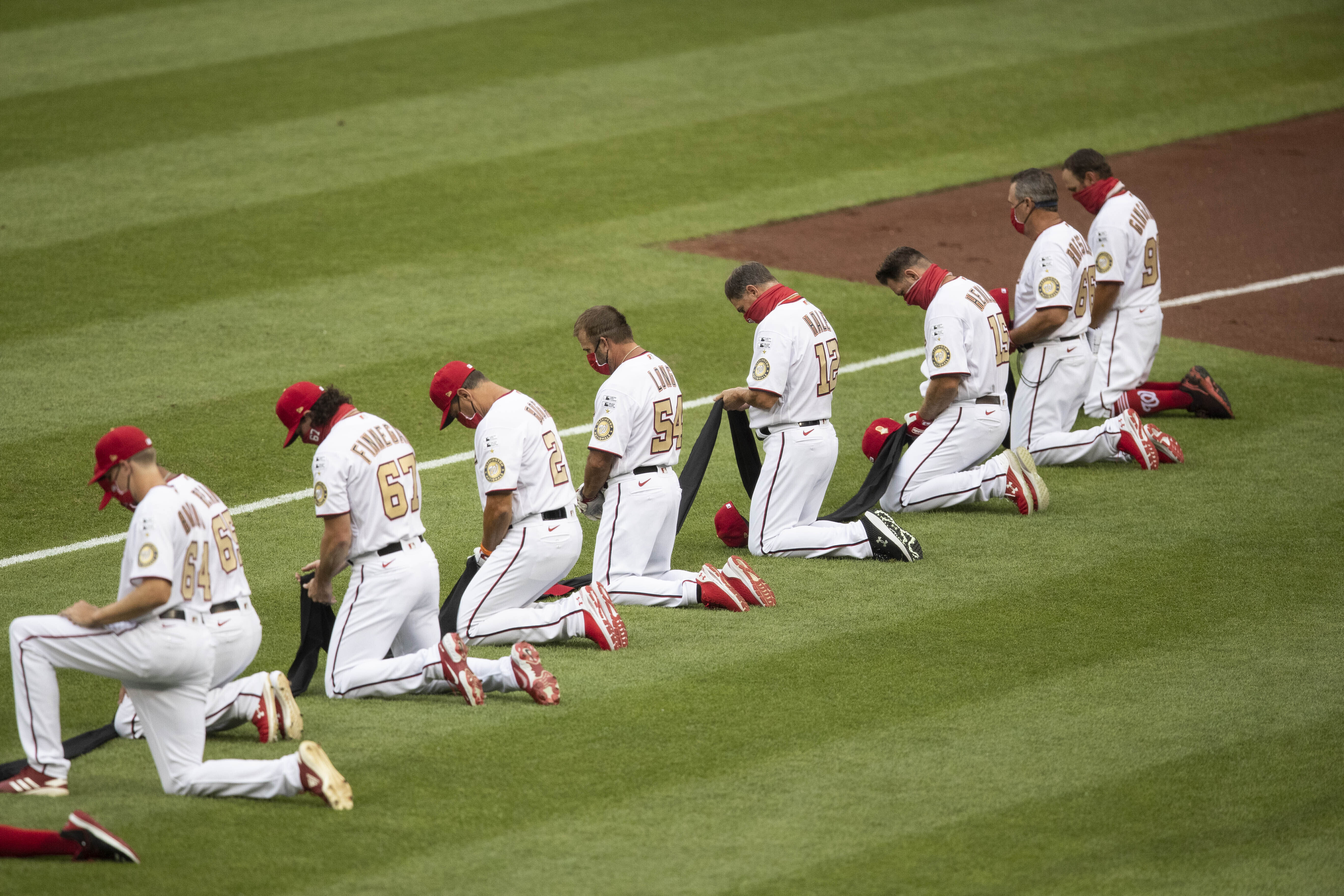 Giants And Dodgers Players Take A Knee During National Anthem ...