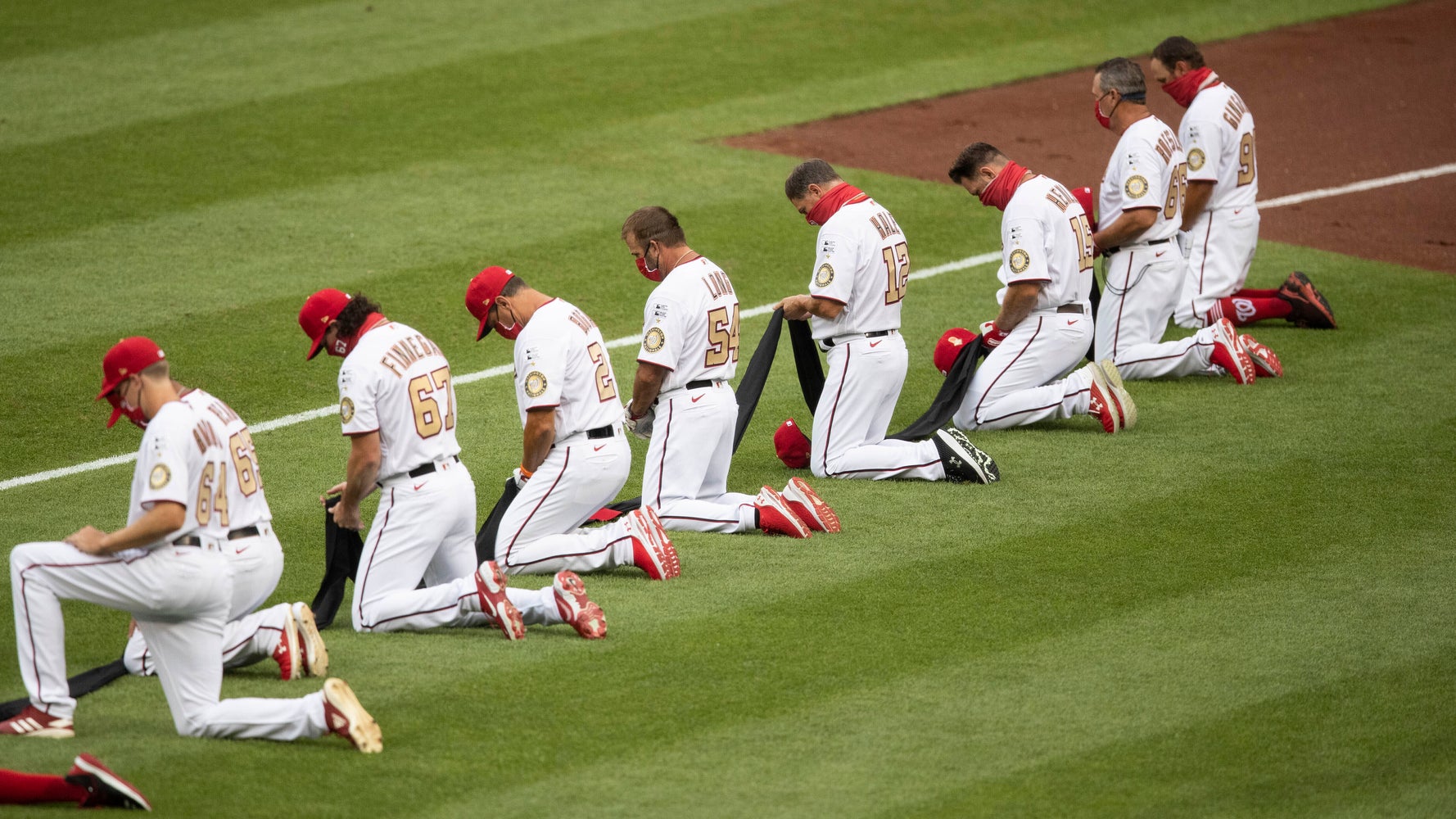 Giants And Dodgers Players Take A Knee During National Anthem ...
