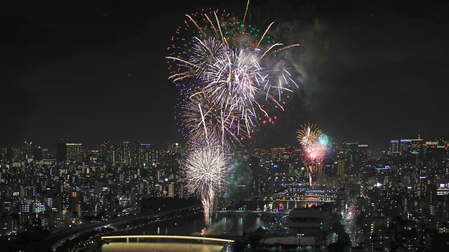 隅田川花火大会 7月25日 の生放送中 東京近郊3カ所でサプライズの特大花火があがります ハフポスト