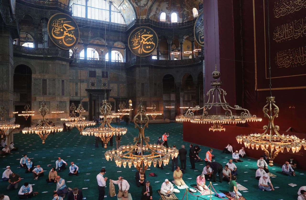 Αγία Σοφία, 24 Ιουλίου 2020. Το εσωτερικό του ναού που μετατράπηκε πλέον σε τζαμί, δεν θυμίζει σε τίποτα αυτό που ήταν στο παρελθόν. (Photo by Mustafa Kamaci/Anadolu Agency via Getty Images)