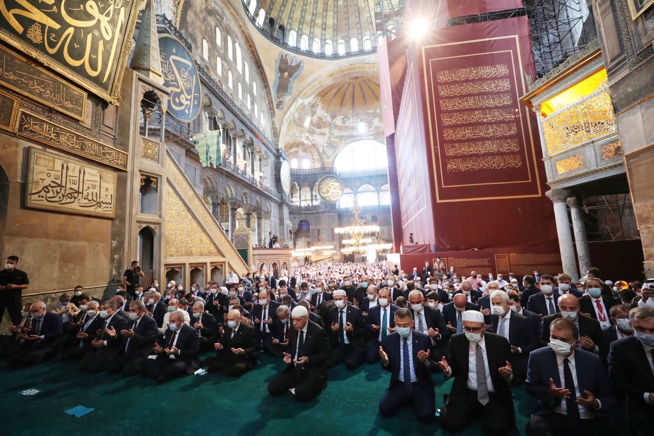 Ο Ερντογάν προσεύχεται μέσα στην Αγία Σοφία την οποία και μετέτρεψε σε τζαμί. (Turkish Presidency via AP, Pool)