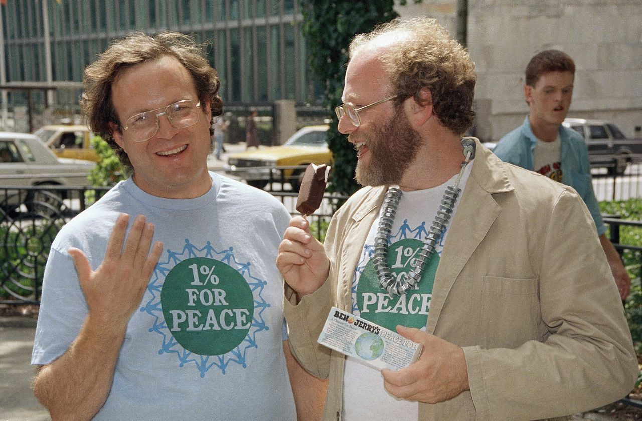 Ben Cohen (right) and Jerry Greenfield promote their latest offering, the Peace Pop, outside the United Nations in New York on Aug. 17, 1988.