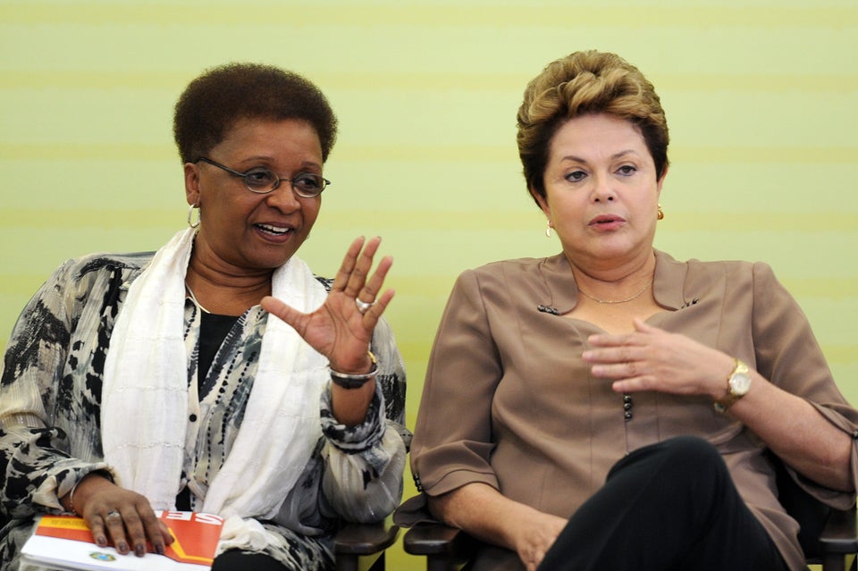 Luiza Bairros, quando foi ministra da Secretaria da Igualdade Racial, ao lado da então presidente...