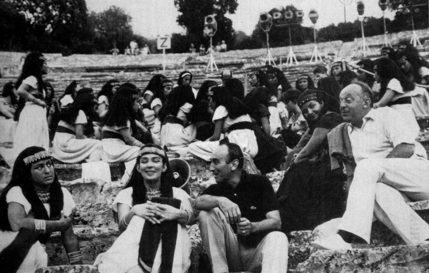 Ο Γιάννης Μόραλης ενώ συζητά με την νεαρή Ελένη Χατζηαργύρη, μέλος του Χορού των «Ικέτιδων», που είχε παρουσιάσει το Εθνικό Θέατρο στην Επίδαυρο, το 1964, σε σκηνοθεσία Αλέξη Σολομού. Τα κοστούμια εοχε σχεδιάσει ο ζωγράφος.