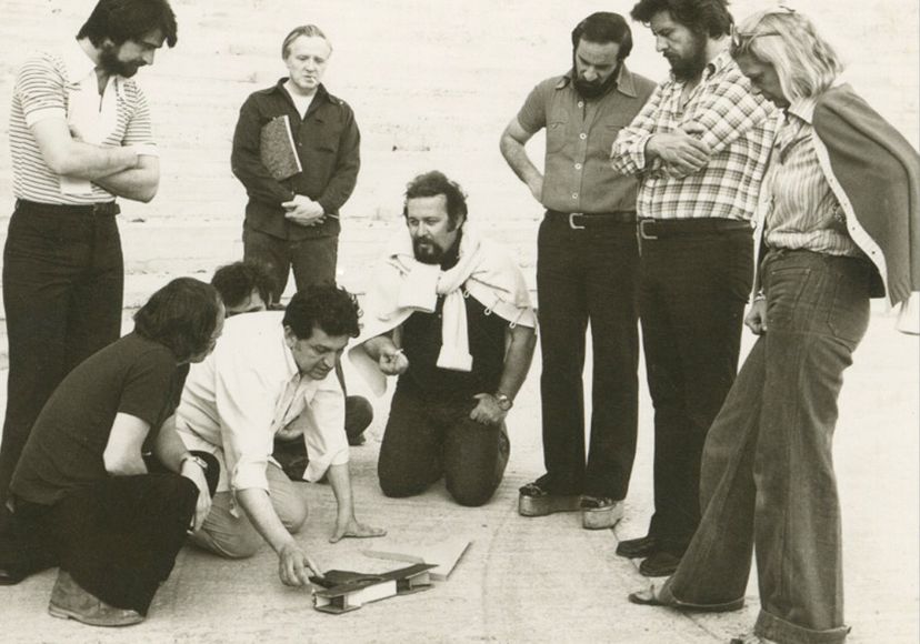 Ο Μίνως Βολανάκης με τον Δημήτρη Παπαμιχαήλ, τον Γιάννη Βόγλη, την Μελίνα Μερκούρη κ.α., σε στιγμή συνεργασίας το 1976 για τη «Μήδεια», που τελικά δεν παρουσιάστηκε στην Επίδαυρο. 