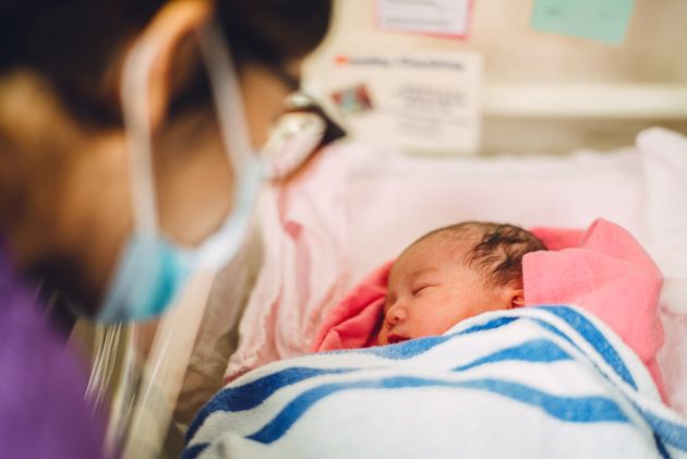 分娩中に妊婦がマスク着用 64 の施設が する と回答 日本産科婦人科学会の対応は 新型コロナ ハフポスト