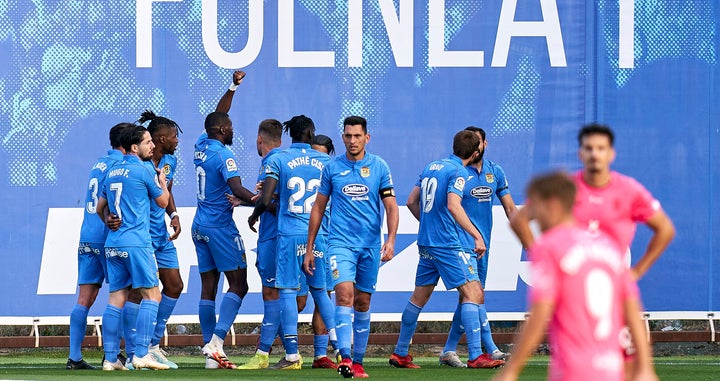 Jugadores del Fuenlabrada celebran un gol en su campo.