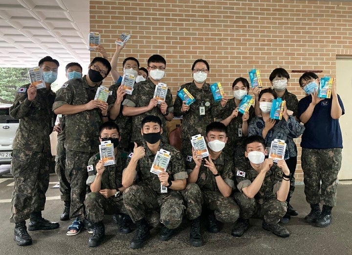 장형정 소령이 기부한 질레트 면도기 및 면도젤 세트를 들고 있는 국군포천병원의 장병들의 모습.