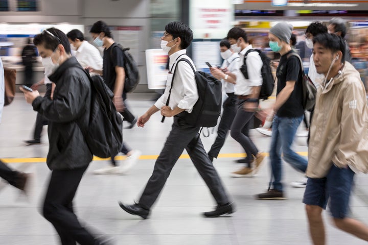 Varios pasajeros de la estación de Shinagawa, en Tokio, el 10 de julio de 2020 (Yuichi Yamazaki/Getty Images).