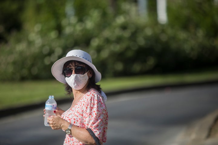 Una mujer se refresca en Sevilla el 20 de julio de 2020 (María José López/Europa Press via Getty Images).