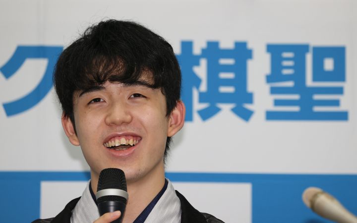 最年少でタイトルを獲得し、記者会見する藤井聡太棋聖＝2020年7月16日、大阪市福島区の関西将棋会館