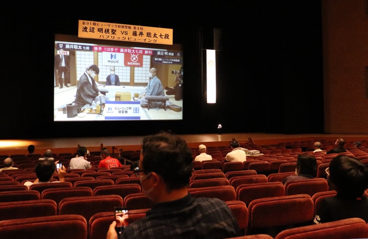 第91期棋聖戦五番勝負の第4局のパブリックビューイング会場＝2020年7月16日、愛知県瀬戸市