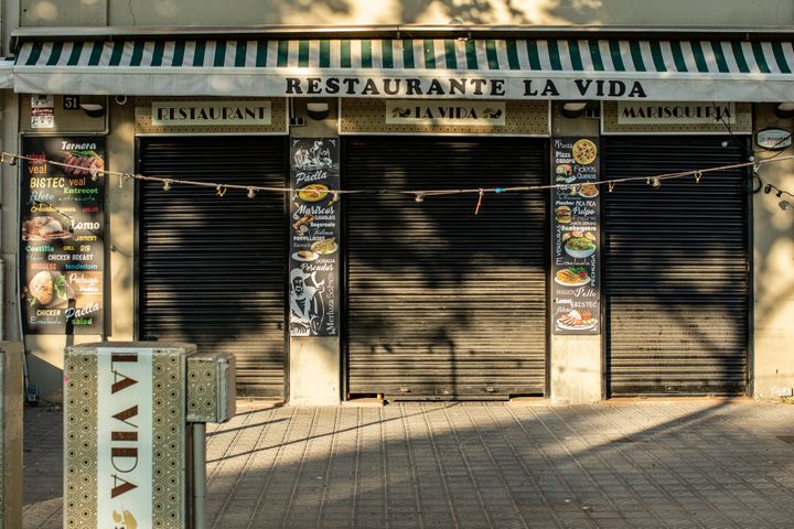 Un restaurante de Barcelona, cerrado debido al coronavirus.