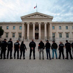 Le maire EELV qui a comparé des policiers à ceux de Vichy rétropédale, les syndicats sont