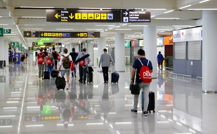 Un grupo de pasajeros llega al aeropuerto de Palma tras la reapertura de fronteras.